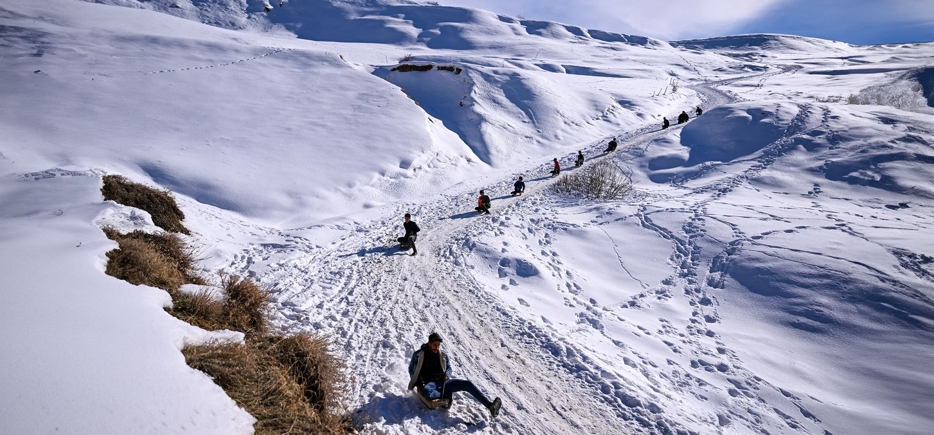 Jóvenes se deslizan en trineo por una carretera cerrada por la nieve, Van, Turquía. Fotografía: Ozkan Bilgin/Anadolu/Getty Images Jóvenes se deslizan en trineo por una carretera cerrada por la nieve, Van, Turquía. Fotografía: Ozkan Bilgin/Anadolu/Getty Images