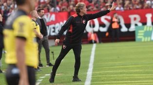 Gabriel Heinze y la habitual pose para dar indicaciones. Habló de todo tras la derrota dura ante Estudiantes y en la previa del clásico.