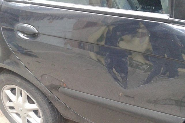 Así quedó el auto del periodista atacado.