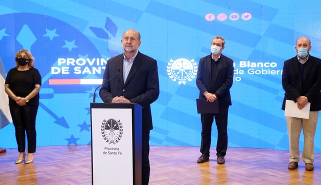 Las autoridades durante el anuncio en la sede local de Gobernaci&oacute;n.