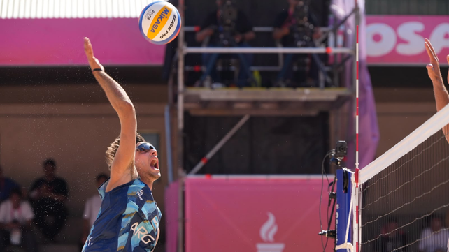 Nicolás Capogrosso prepara el remate en el partido por el tercer puesto del vóley de playa.