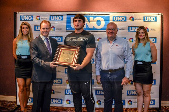 Nazareno Sasia. Recibió el premio de manos del Gobernador