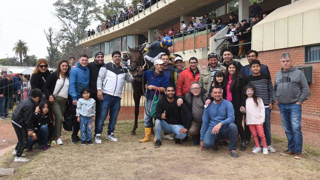 Triunfo de Gamblik Nak con la monta de Axel Alfonso. Cuidador M. Reus y el Stud L.M.R.