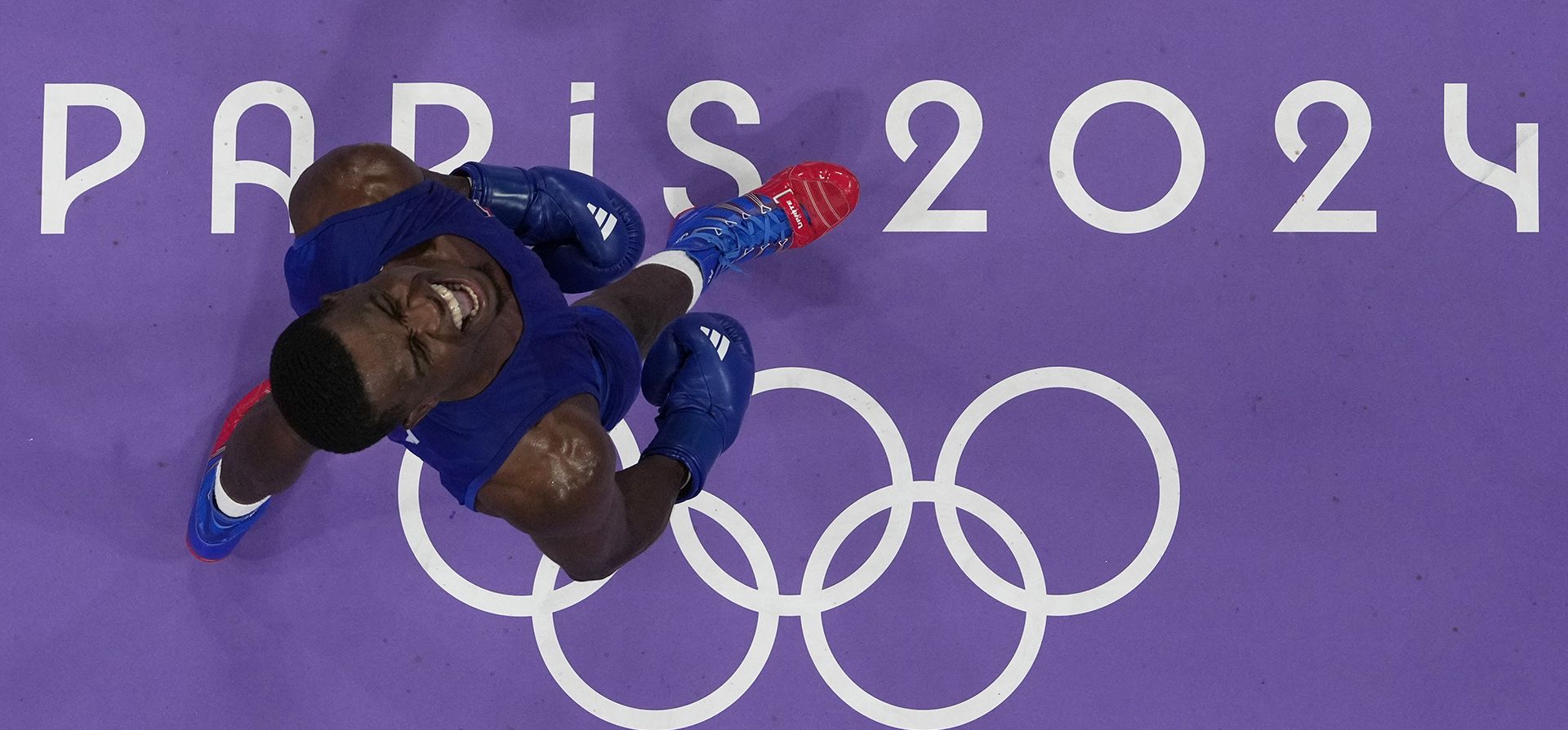El dominicano Cristian Pinales celebra tras derrotar al chino Tuohetaerbieke Tanglatihan en su combate preliminar de boxeo masculino de 80 kg en los Juegos Olímpicos de Verano de 2024, el martes 30 de julio de 2024, en París, Francia. (Foto AP/John Locher) El dominicano Cristian Pinales celebra tras derrotar al chino Tuohetaerbieke Tanglatihan en su combate preliminar de boxeo masculino de 80 kg en los Juegos Olímpicos de Verano de 2024, el martes 30 de julio de 2024, en París, Francia. (Foto AP/John Locher)