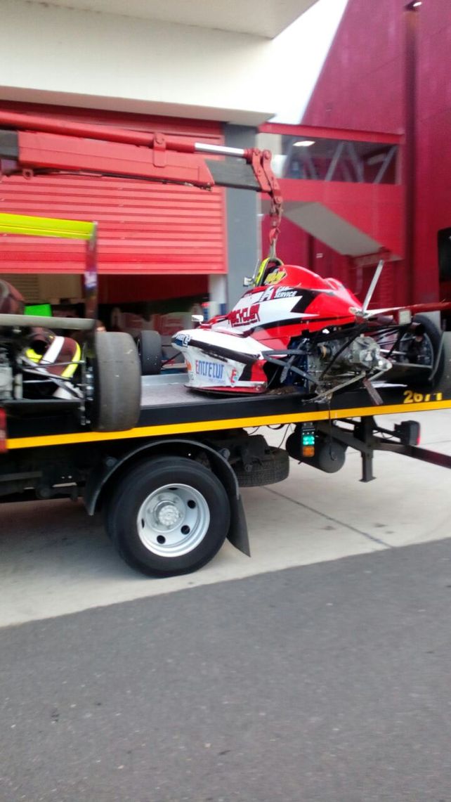 Destruido. El auto de Exequiel Bastidas quedó roto en la FR 2.0. Se arregló y el joven paranaense terminó sexto el domingo.