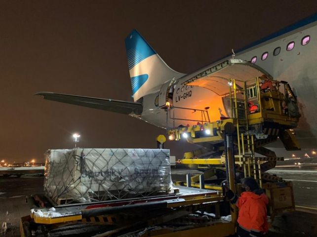 AEROPUERTO MOSCOVITA. Carga de la Sputnik V en un avión de Aerolíneas.
