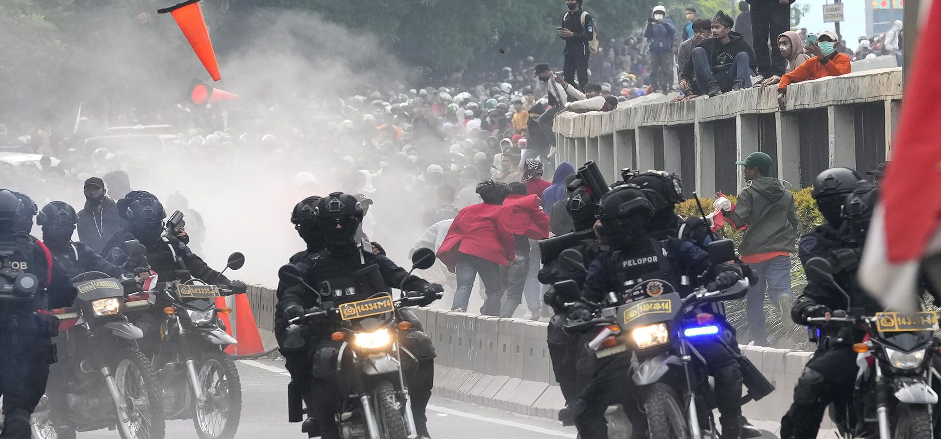 La policía dispersa a los manifestantes durante una manifestación en Yakarta, Indonesia, el lunes 11 de abril de 2022. Miles de estudiantes marcharon el lunes en ciudades de Indonesia para protestar contra los rumores de que el gobierno está considerando posponer las elecciones presidenciales de 2024 para permitir que el presidente Joko Widodo permanezca en cargo más allá del límite legal de dos mandatos.