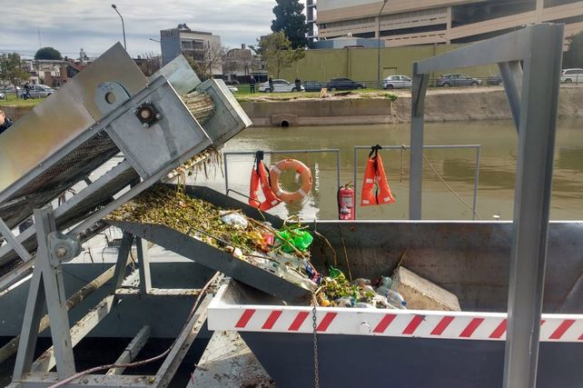 Probaron la máquina flotante que limpiará el arroyo Ludueña