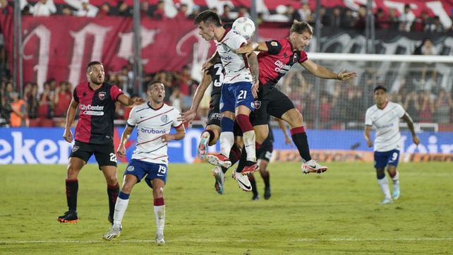 Fue un partido chivo en el campo de juego del Coloso entre Newells y San Lorenzo. Y afuera pasaron hechos de violencia que fueron repudiados desde varios lugares.