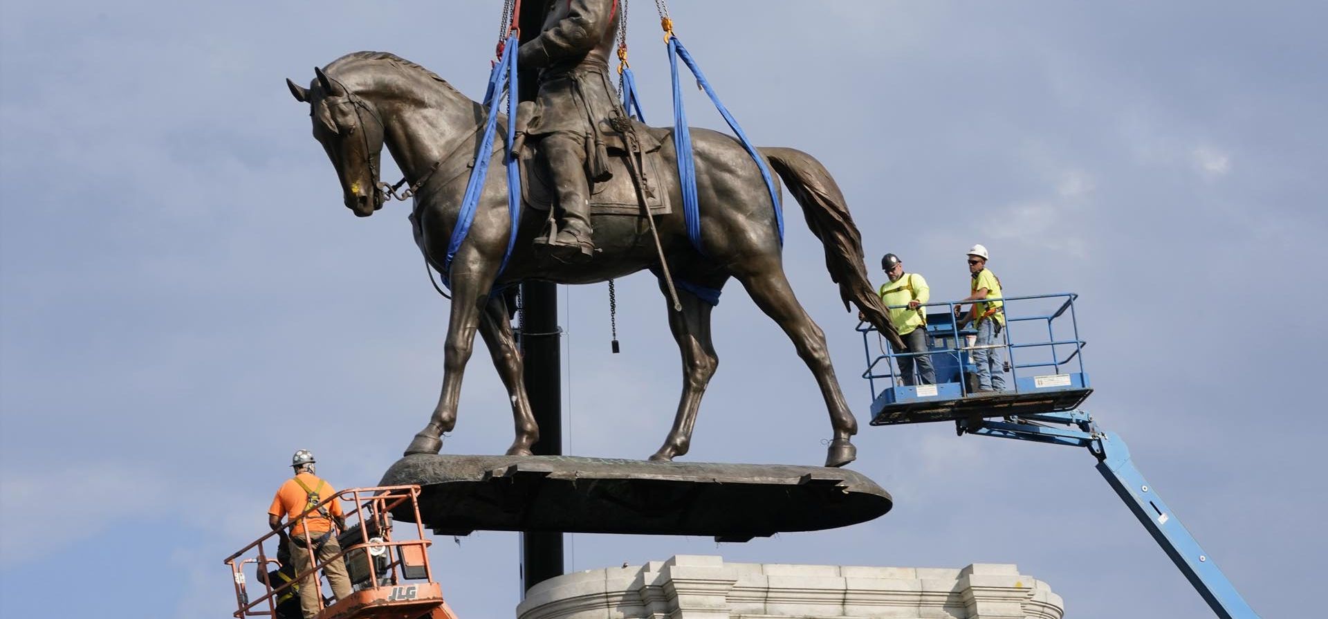 Trabajadores de una empresa retiran uno de los monumentos más grandes que quedaban en EE.UU a la Confederación, una imponente estatua del general confederado Robert E. Lee en Monument Avenue en Richmond, Virginia, el miércoles 8 de septiembre de 2021. Las administraciones locales y estatales luchaban con la remoción de estatuas de personajes históricos racistas, las juntas escolares locales lucharon sobre cómo enseñar la incómoda historia del racismo en los Estados Unidos. Foto: AP
