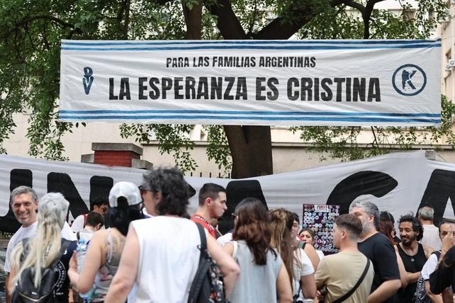 Cristina Fernández pasó la Navidad en el Otamendi y la militancia le hizo el aguante