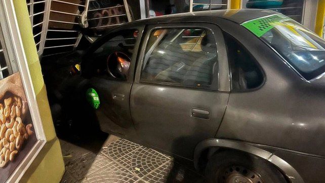 Paraná: remis chocó un auto y se estrelló contra un local