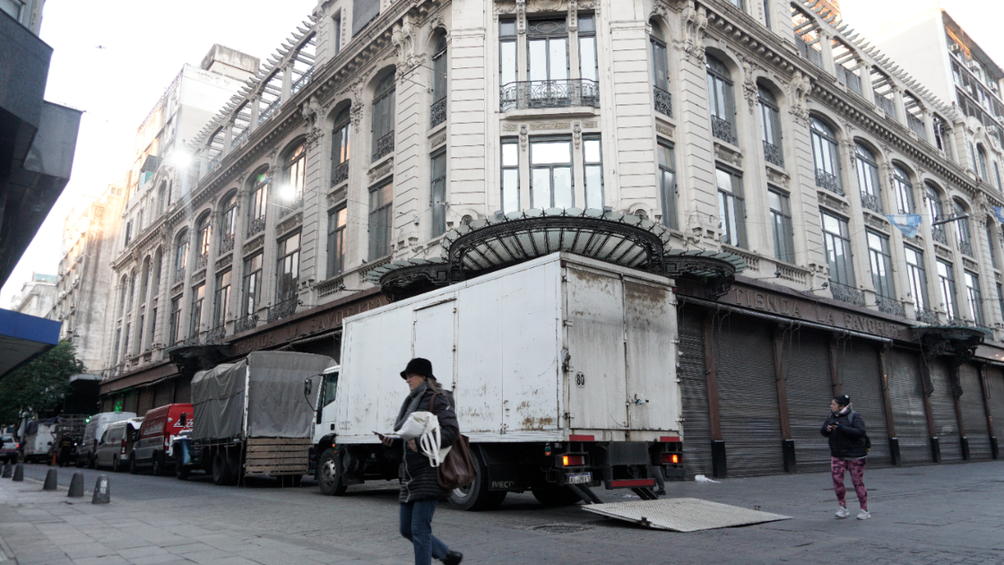 El cierre de La Favorita. En junio pasado se retiraron los locales y el edificio quedó vacío. Ahora se enciende la esperanza de la reactivación de la tienda icónica del microcentro.