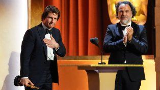 Alejandro González Iñárritu le entregó el premio a Tom Cruise.