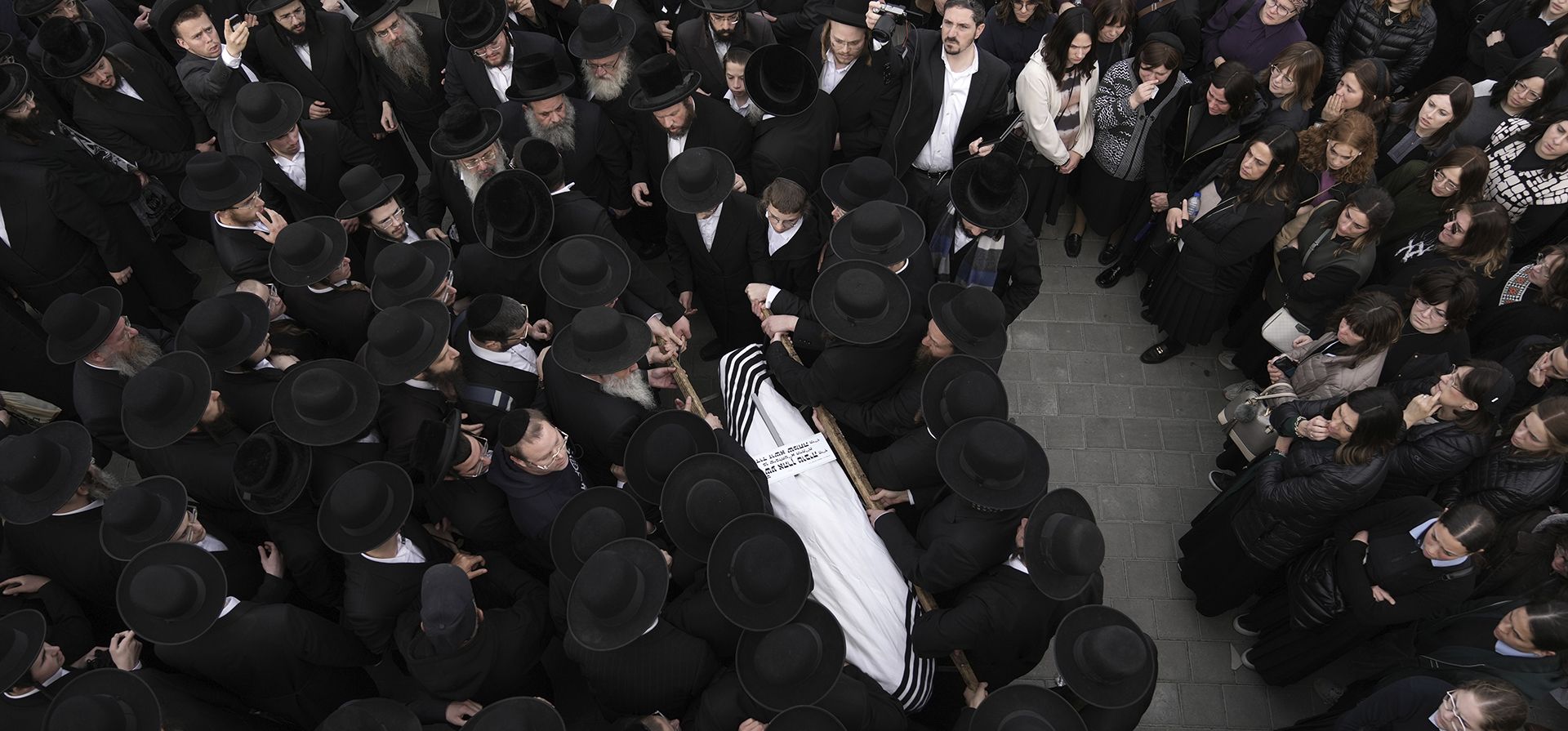 Judíos ultraortodoxos se reúnen para el funeral de Yehoshua Aharon Tuvia Simcha, de 12 años, asesinado a tiros por un hombre armado que abrió fuego contra un autobús, en Jerusalén, el jueves 12 de diciembre de 2024. (Foto AP/Mahmoud Illean) Judíos ultraortodoxos se reúnen para el funeral de Yehoshua Aharon Tuvia Simcha, de 12 años, asesinado a tiros por un hombre armado que abrió fuego contra un autobús, en Jerusalén, el jueves 12 de diciembre de 2024. (Foto AP/Mahmoud Illean)