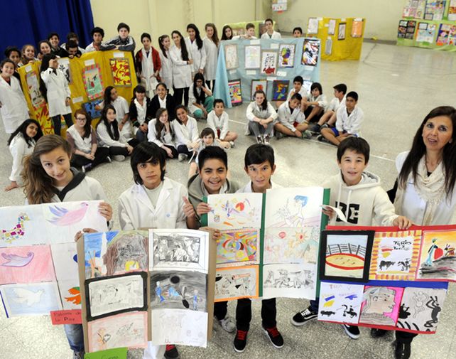 Los alumnos de 7º grado y la profesora María Verónica Felcaro