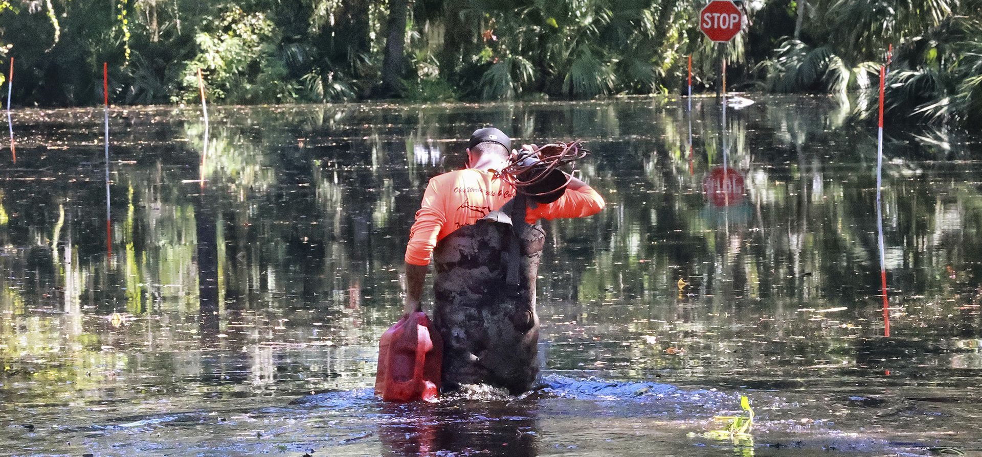 Un residente camina con agua hasta la cintura hacia su casa inundada en Crossover Lane a lo largo de la orilla del lago Harney en Ginebra, Florida, el viernes 7 de octubre de 2022. A pesar de que el lago se estabilizó con una cresta de 8 pies por encima del nivel normal, las inundaciones del río St. Johns han dejado su vecindario bajo el agua y continúan inundando otras áreas de Ginebra y Sanford