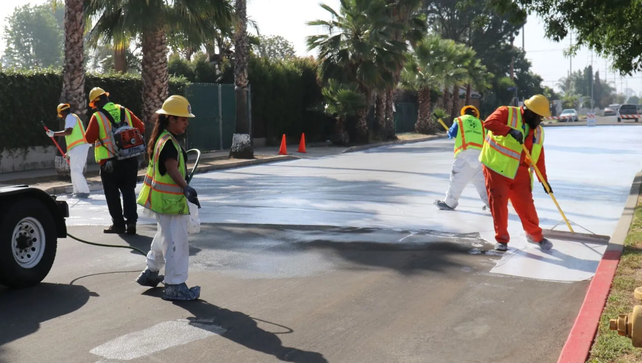 En la ciudad de Phoenix, Arizona, cubren al pavimento con una pintura blanca para reducir la captura de calor durante el día.