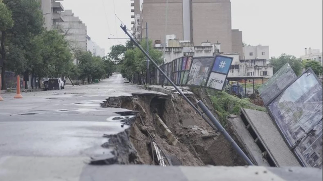 Socavón en una obra en construcción sobre avenida Vélez Sarsfield.