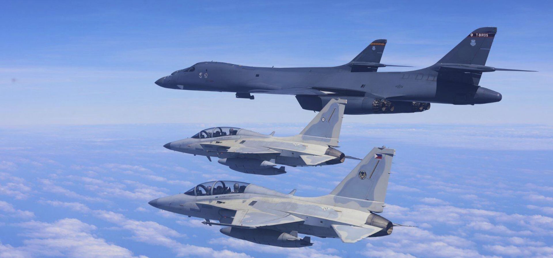 Dos aviones de combate FA-50 de la Fuerza Aérea de Filipinas vuelan con dos bombarderos B-1 de la Fuerza Aérea de Estados Unidos durante una patrulla y entrenamiento conjunto sobre el Mar de China Meridional el martes 4 de febrero de 2025. (Fuerza Aérea de Filipinas vía AP) Dos aviones de combate FA-50 de la Fuerza Aérea de Filipinas vuelan con dos bombarderos B-1 de la Fuerza Aérea de Estados Unidos durante una patrulla y entrenamiento conjunto sobre el Mar de China Meridional el martes 4 de febrero de 2025. (Fuerza Aérea de Filipinas vía AP)