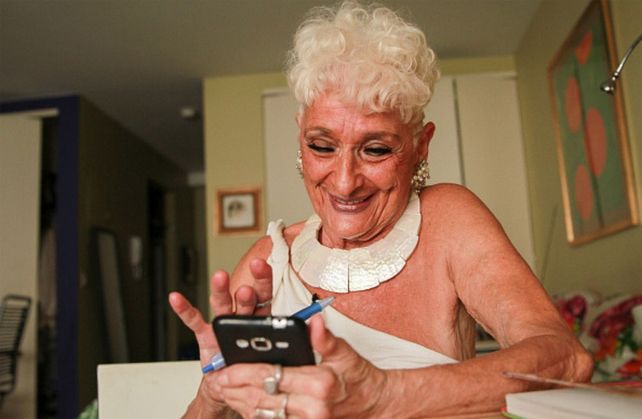 Tiene 83 años, es un éxito en Tinder y ya tuvo citas con más de 50 hombres