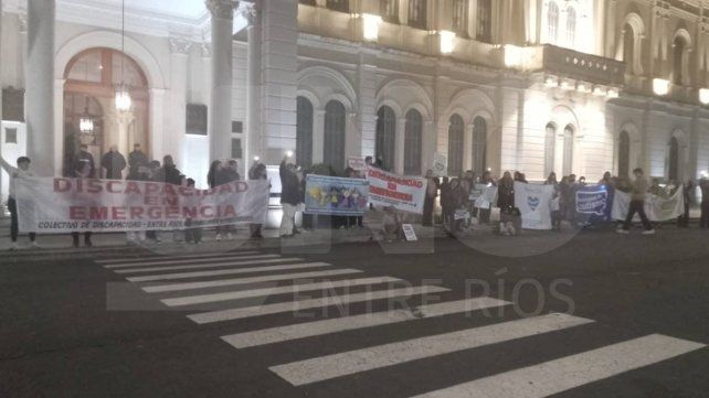 Una multitud se movilizó en Paraná para exigir la aprobación de la Ley de Emergencia en Discapacidad y denunciar la crítica situación del sector.