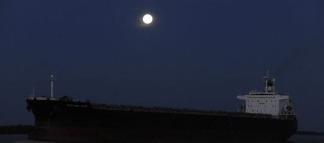 La Luna llena recortada en el cielo rosarino