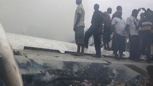 Al menos 150 muertos al caer unavión sobre un edificio en Nigeria