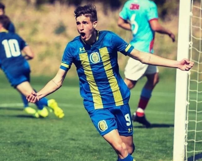 Agustín Módica y uno de sus 9 gritos en la primera local de Rosario Central.