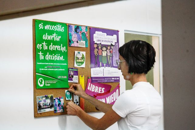 Foto de archivo. Una mujer acomoda los afiches en el corcho de la secretaría de género de la facultad de medicina de la Universidad Nacional de Rosario&nbsp;
