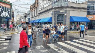 Vendedores ambulantes de la plaza del Soldado cortando el tránsito sobre calle Salta&nbsp; y San Jerónimo.