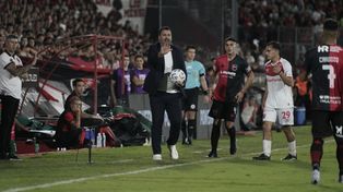 Cristian Fabbiani, pelota en mano, durante el empate en cero con Argentinos Juniors en el Coloso.