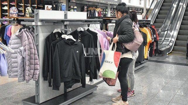 Ventas minoristas en Santa Fe: comerciantes apelan a promociones y descuentos ante un consumo que no arranca