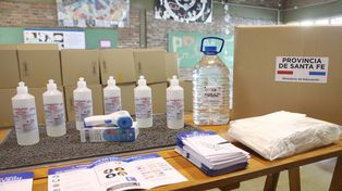 Se preparan los elementos sanitarios para distribuir en las escuelas de la provincia