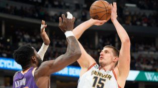 Denver batió a Phoenix y se adelanta 3-2 en la semifinal del Oeste en la NBA