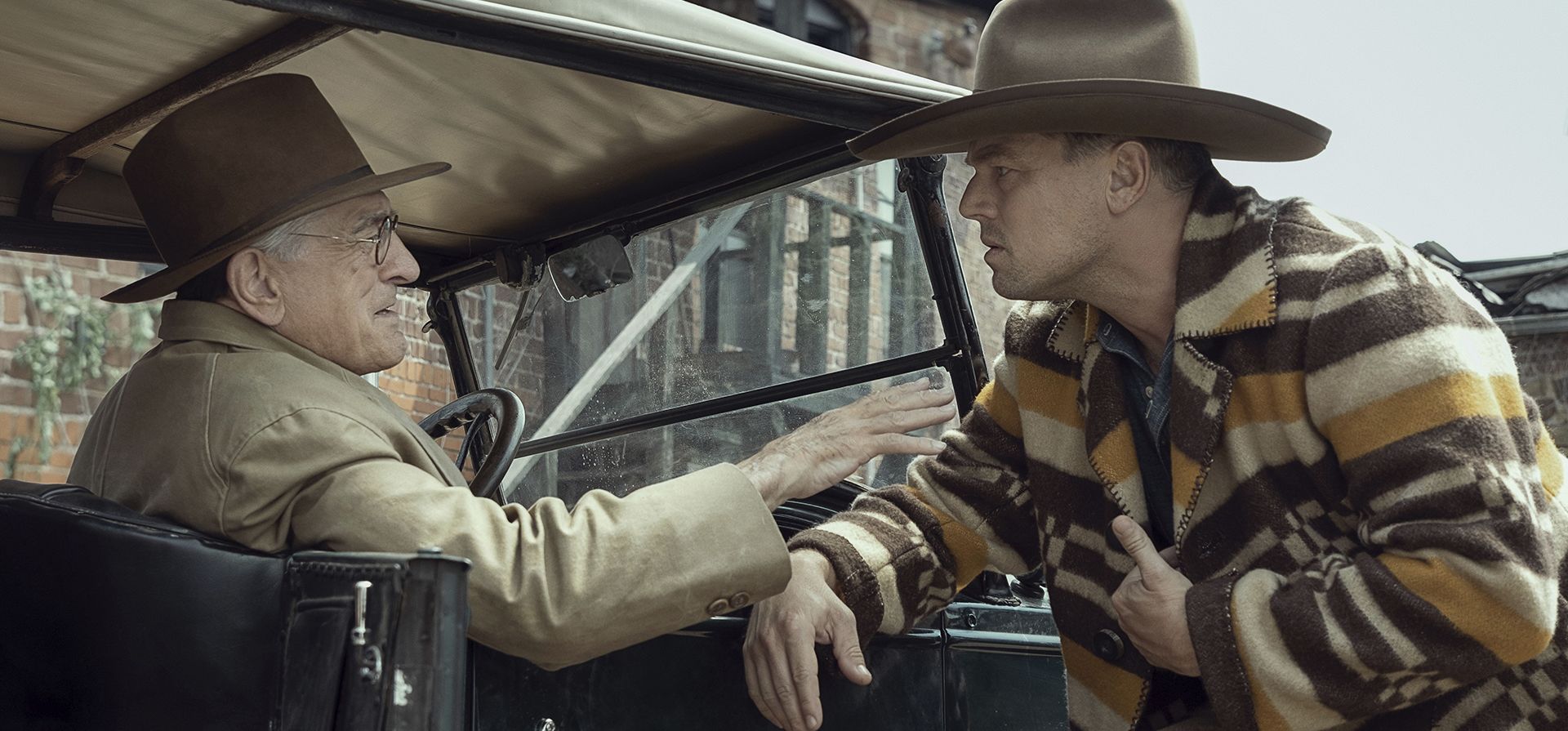 Esta imagen difundida por Apple TV+ muestra a Robert De Niro, y Leonardo DiCaprio en una escena de Esta imagen difundida por Apple TV+ muestra a Robert De Niro, y Leonardo DiCaprio en una escena de