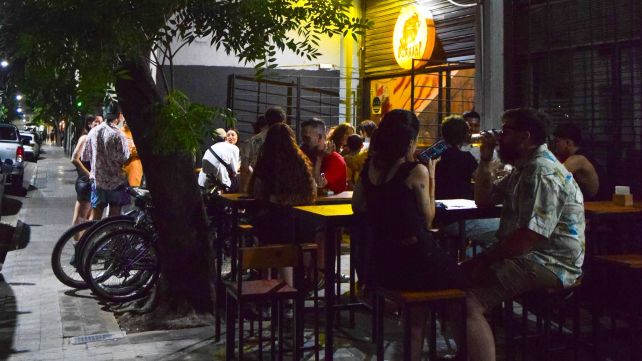 El denunciante cree que el sospechoso quería robarle a los comensales en la cervecería.