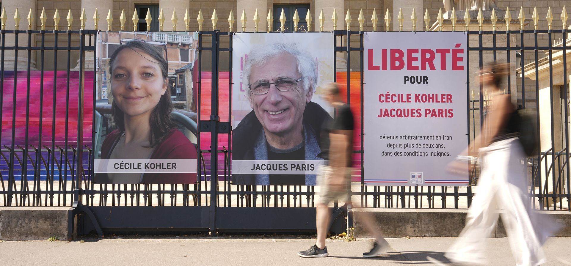 Los retratos de los ciudadanos franceses Cecile Kohler y Jacques Paris, encarcelados en Irán desde hace tres años, frente a la Asamblea Nacional en París el 3 de julio del 2025. (AP foto/Aurelien Morissard) Los retratos de los ciudadanos franceses Cecile Kohler y Jacques Paris, encarcelados en Irán desde hace tres años, frente a la Asamblea Nacional en París el 3 de julio del 2025. (AP foto/Aurelien Morissard)
