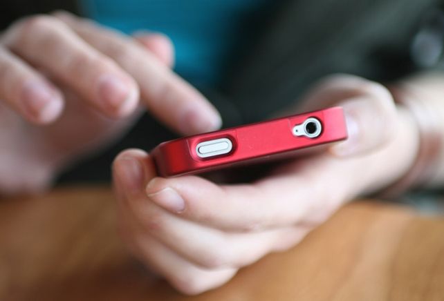 El uso del dedo pulgar en smartphones provoca cambios en la actividad cerebral