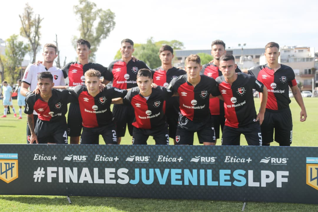 Newells logró la hazaña de ganarle la final de 4ª de AFA a Racing con dos jugadores menos.
