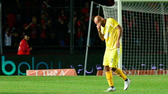 Carlos Quintana sufrió un golpe en la rodilla izquierda en el final del partido, pero la cosa no sería para preocuparse.