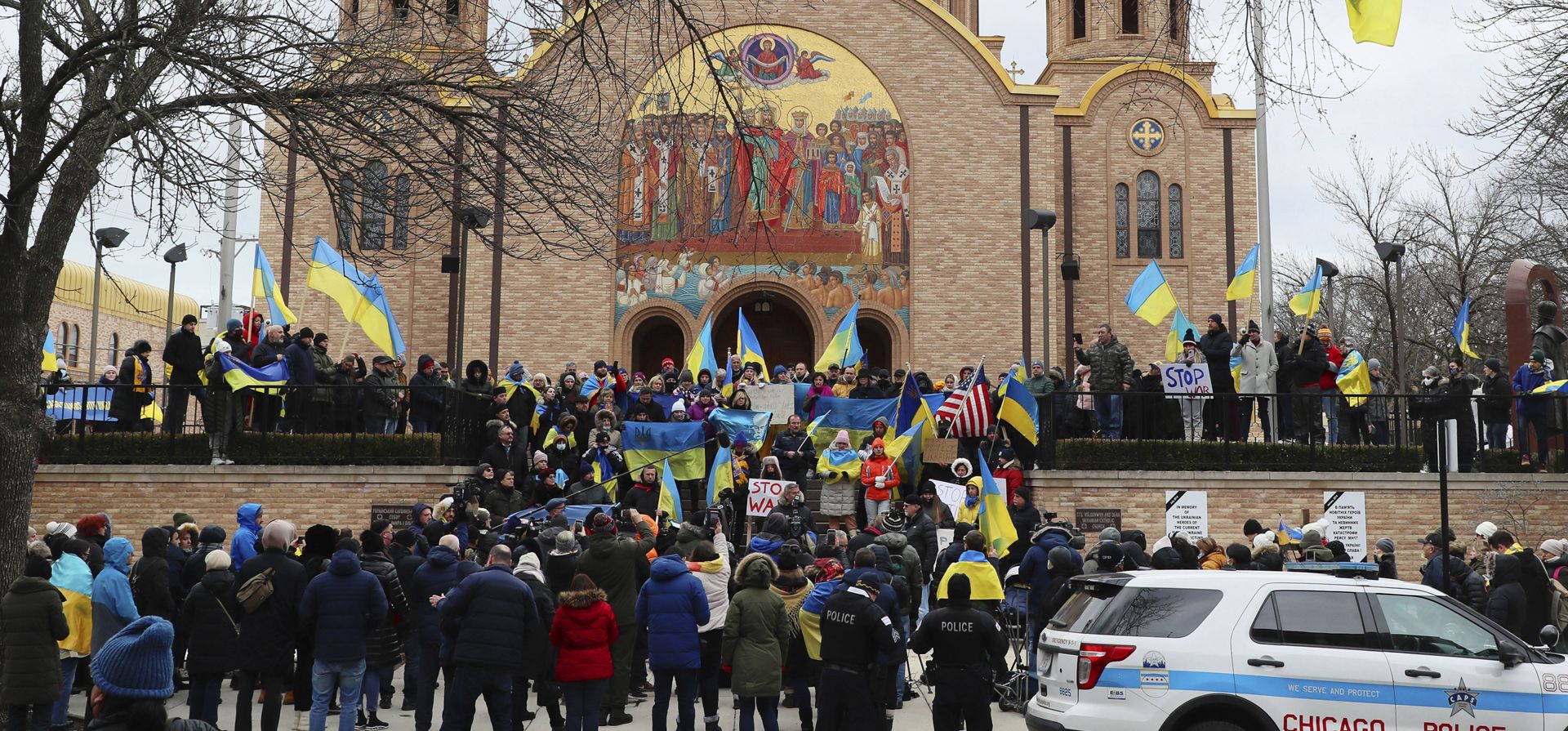 La gente protesta por la invasión rusa de Ucrania frente a la Iglesia Católica Ucraniana de los Santos Volodymyr y Olha en Chicago. Los líderes mundiales condenaron el jueves la invasión rusa de Ucrania como 