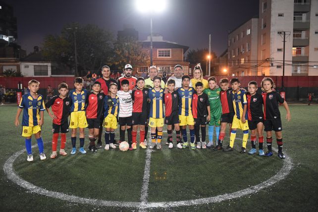 Compartieron y se intercalaron para la foto los chicos de la categoría 2011. Los de Newells E: Valentino Machuca