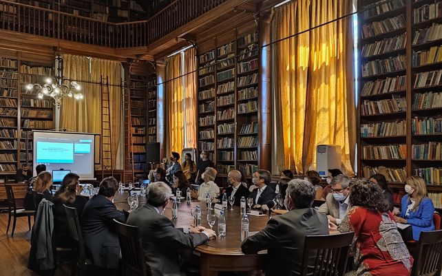 Un multitudinario encuentro de especialistas en el Malbrán para concientizar sobre el mal uso de antibióticos. 