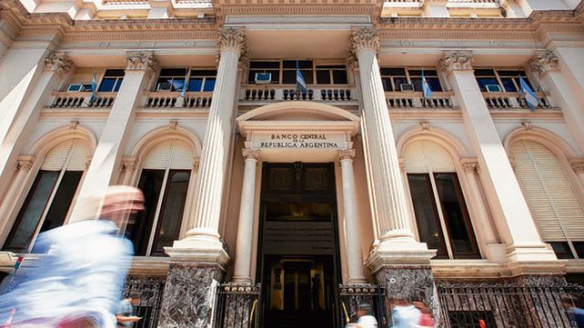 El camino del dólar. El Banco Central cedió reservas por el pago de deuda.