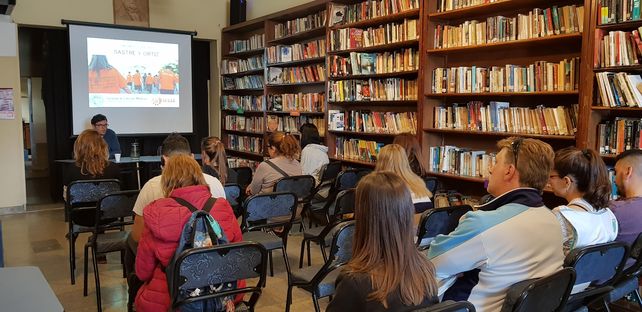 El informe de la Facultad de Medicina de la Universidad Nacional de Rosario fue presentado a los vecinos en la biblioteca de la ciudad.