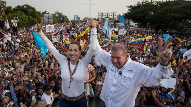 Machado y el candidato presidencial Edmundo González Urrutia el jueves durante el acto de cierre de campaña en Caracas.