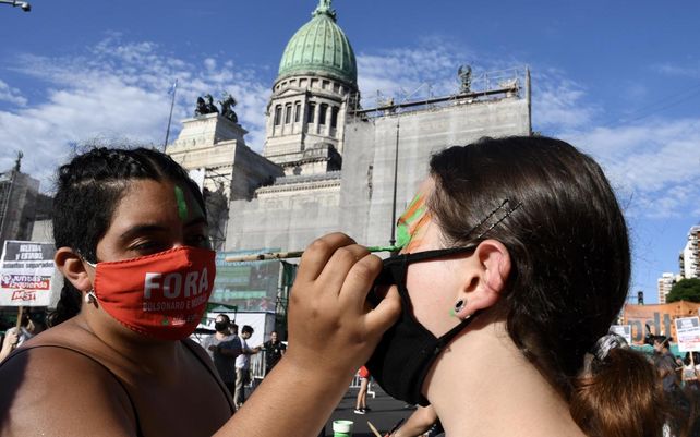 Aborto legal: verdes y celestes se manifiestan frente al Congreso