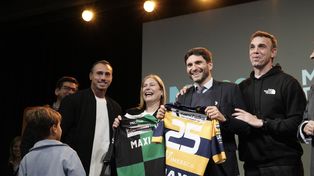 Juan Imhoff y Leo Senatore entregaron camisetas en el Museo del Deporte Santafesino.