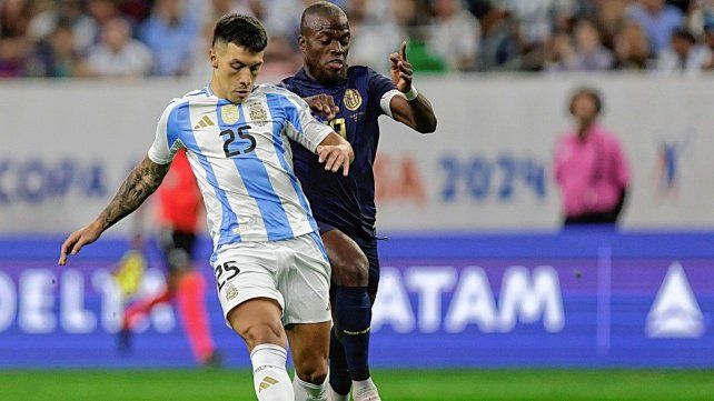 El entrerriano Lisandro Martínez es titular en la Argentina.